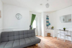 Cheerful Maisonette in the heart of Orrell Park